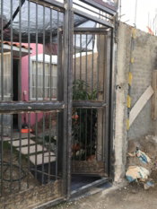 barandar robusto con redondo soliodo anclado especialmente para recistir impacos de carros